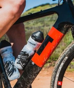 Dawn To Dusk Sideburn 8 Carbon Water Bottle Cage For Gravel And Mountain Bikes (Left) | Bottle Cages -New Triathlete Store CEkaMW9MtBl 3 JKjHx3JjYQQ 1